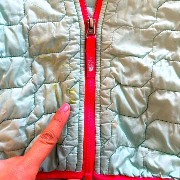 The North Face puff jacket 2 T - Picture 2 of 3